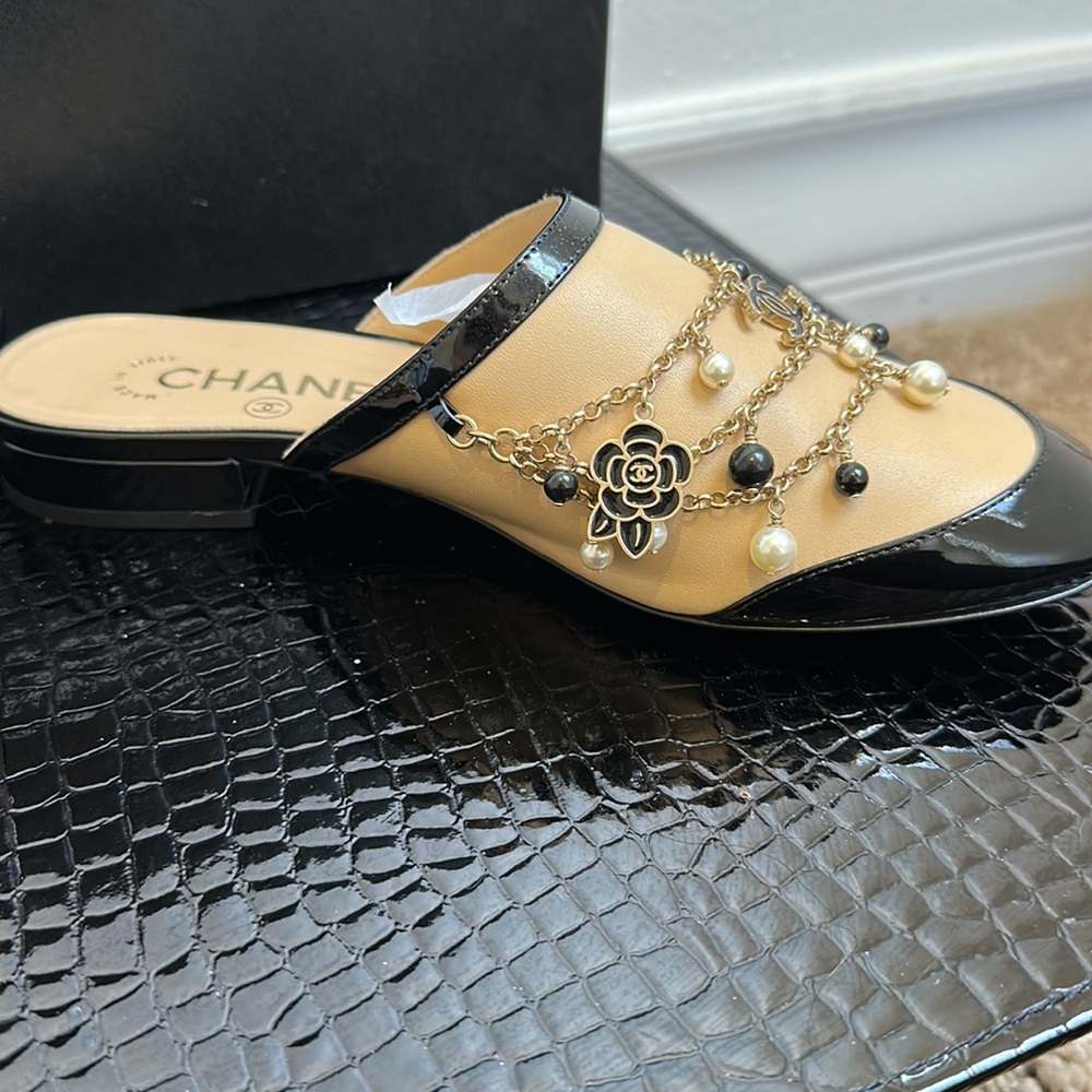 Stunning Chanel lamb skin mules. - Picture 4 of 9